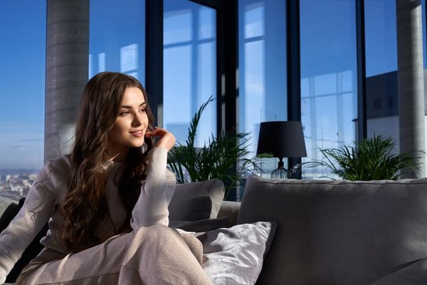 Découvrez l'art de la décoration : Maximisez l'impact d'un canapé panoramique